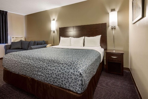 Econo Lodge Darien Lakes image 1