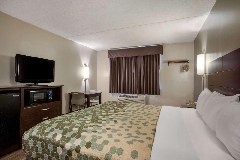 Econo Lodge Darien Lakes Image 7